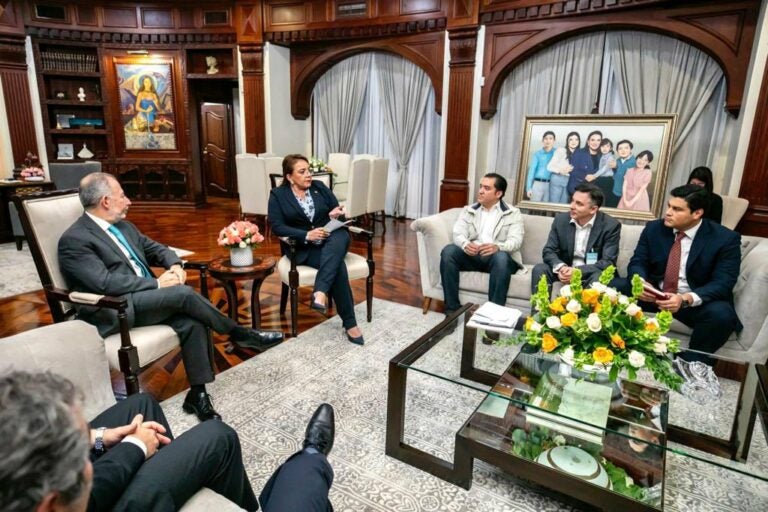 Equipo del CAF y su vicepresidente visitan a la presidenta Xiomara Castro