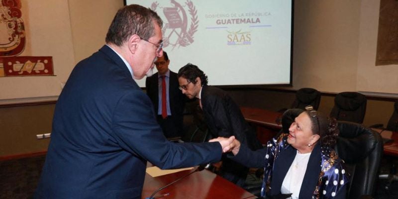 Por fin acepta reunirse Consuelo Porras y el presidente de Guatemala, Bernardo Arévalo.
