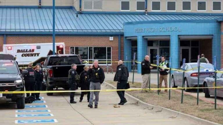 Confirman la muerte de un estudiante en tiroteo en la secundaria de Iowa, EEUU