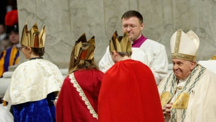 El papa pide unidad en la iglesia en la misa de Reyes Magos