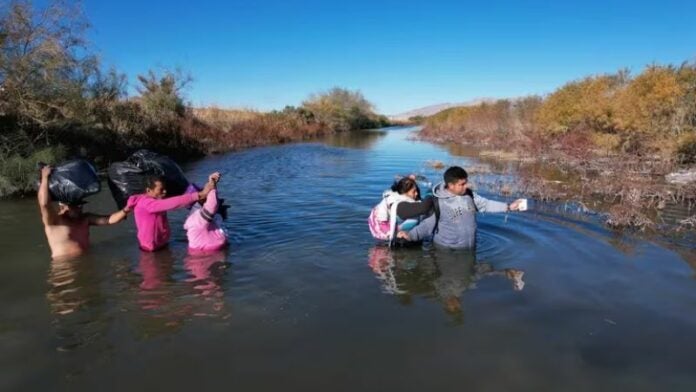 Rescatan a mujer y sus 4 hijos con hipotermia en el río Bravo