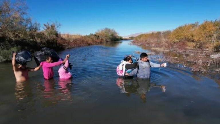 Rescatan a mujer y sus 4 hijos con hipotermia en el río Bravo