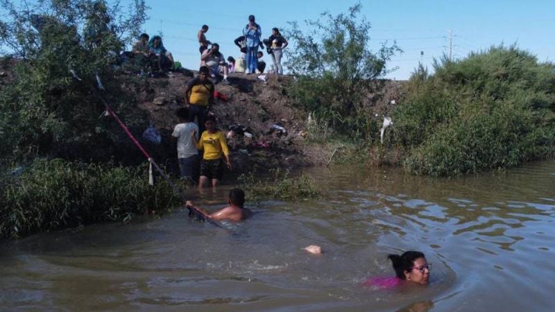 Rescatan a mujer y sus 4 hijos con hipotermia en el río Bravo