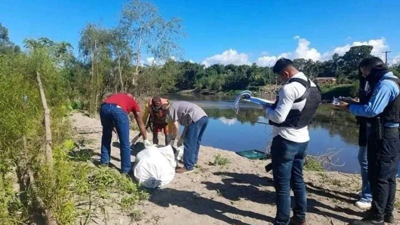 Bomberos recuperan el cadáver de una persona que flotaba en el río Chamelecón