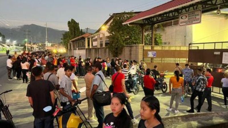 cientos de hondureños buscan un empleo en sector maquilador