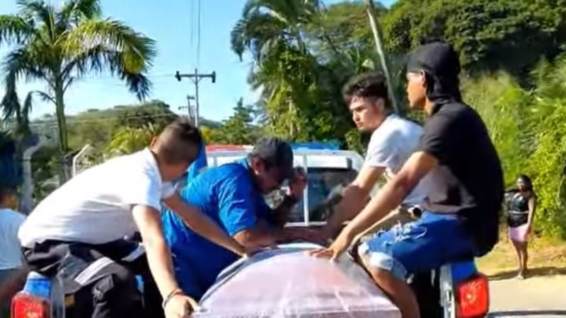 Arriban a Roatán los 3 cadáveres de las jóvenes asesinadas