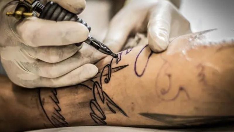 Muere hombre por infección tras tatuarse en local sin licencia en Reino Unido