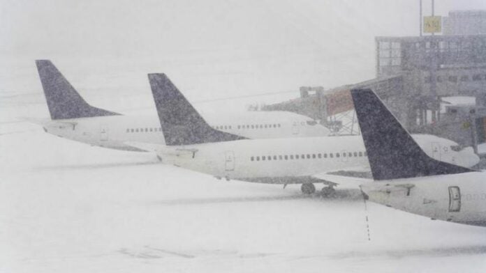 Cancelan miles de vuelos en Estados Unidos por clima invernal