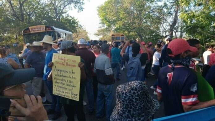 Locatarios de mercados se toman carretera en Choluteca