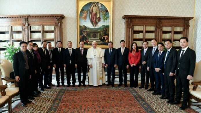 el papa recibe delegación de Vietnam