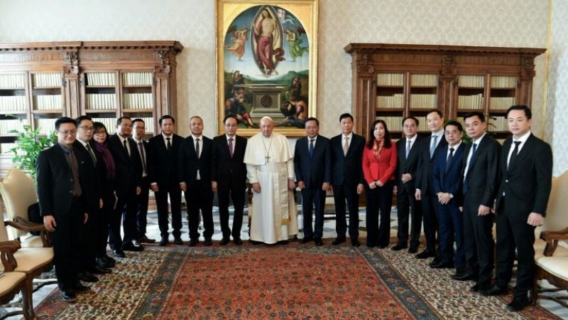 el papa recibe delegación de Vietnam