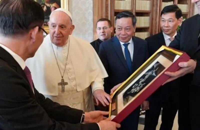 el papa recibe delegación de Vietnam
