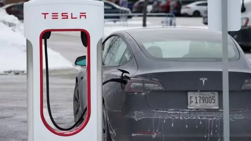 El frío extremo en EEUU paraliza estaciones de recarga Tesla