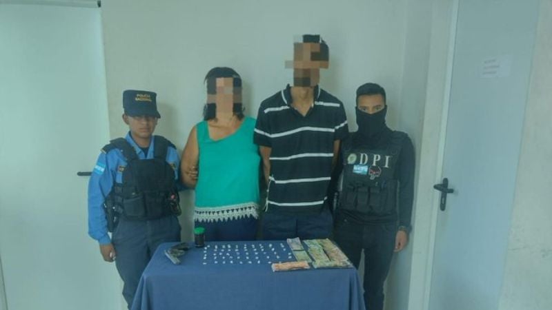 Arrestan a madre e hijo el Olanchito en posesión de droga, dinero y un arma