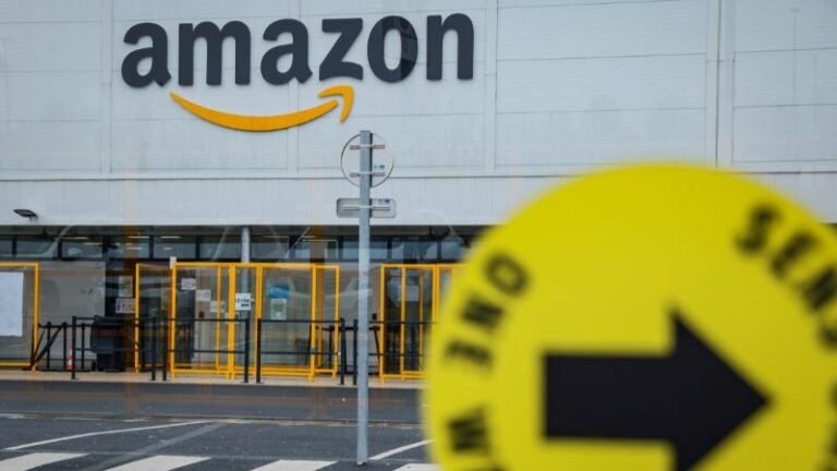 Francia multa a Amazon con €32 millones por "vigilar a sus empleados"