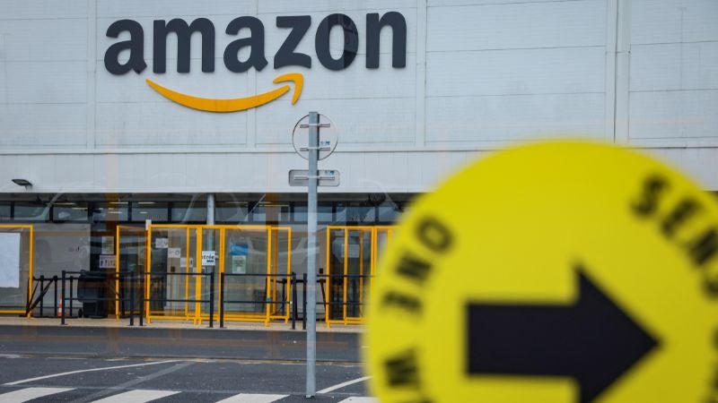 Francia multa a Amazon con €32 millones por 