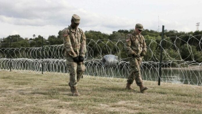 Texas instala más alambre en frontera