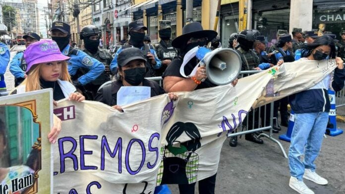 Feministas protestan por la inseguridad en el día de la mujer hondureña