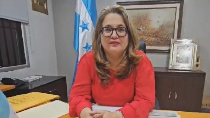 Julissa Villanueva abandonó país