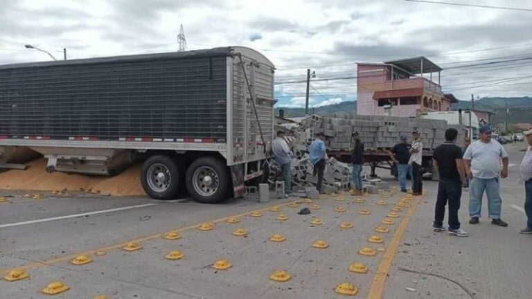 Enormes pérdidas deja el choque de rastras en la CA-5, en Ciudad España