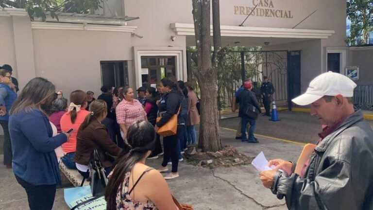 Maestros exigen pago de salarios atrasados frente a Casa Presidencial