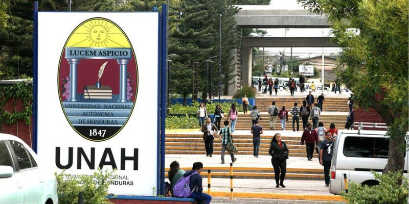 La UNAH invita a estar pendiente de los nuevos procesos de admisión.