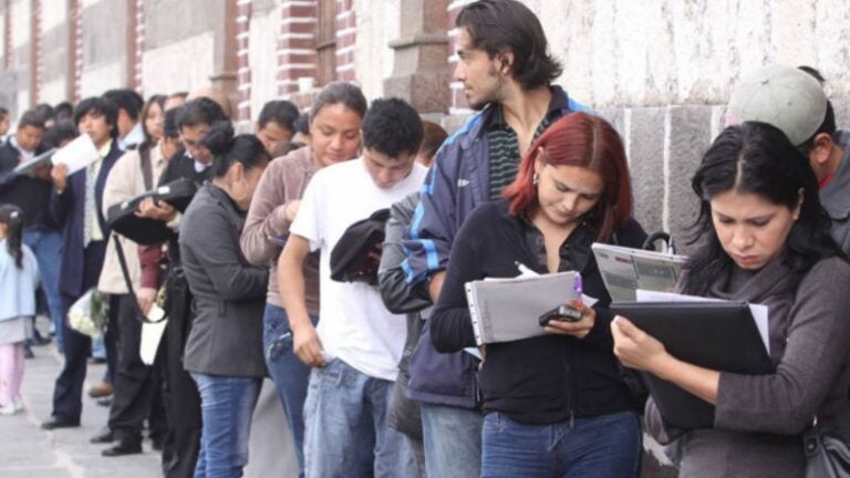 Universitarios claman por empleos a medio tiempo