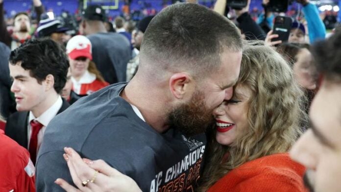 beso de Taylor Swift y Travis Kelce