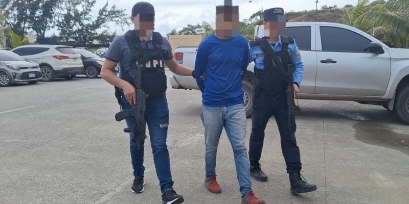 Policías de la UDEP-11 detienen en Roatán a fugitivo por ser autor principal de la violación de una menor de 15 años .