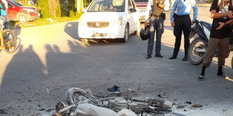 Motociclista muere calcinado tras chocar con una camioneta en La Ceiba