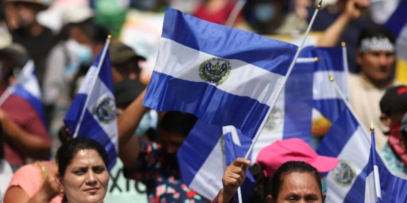 Salvadoreños en el exterior votan en comicios donde Bukele busca la reelección