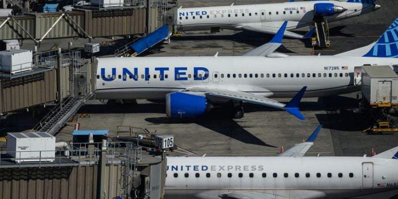 United Airlines encuentra tornillos sueltos en paneles de sus AVIONES 737 Max