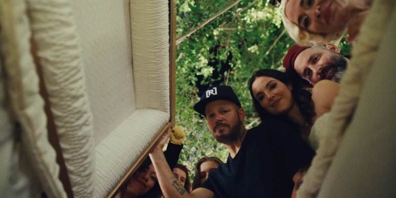 Residente estrena su nueva canción "Ron en el piso