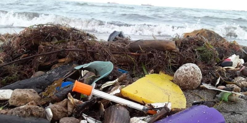 Encuentran residuos médicos en playas de Puerto Cortés