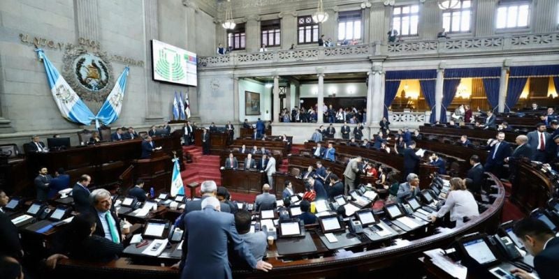 Guatemala ordena restringir facultades a diputados oficialistas