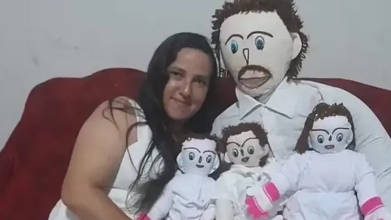 mujer se casó con un muñeco de trapo hijos