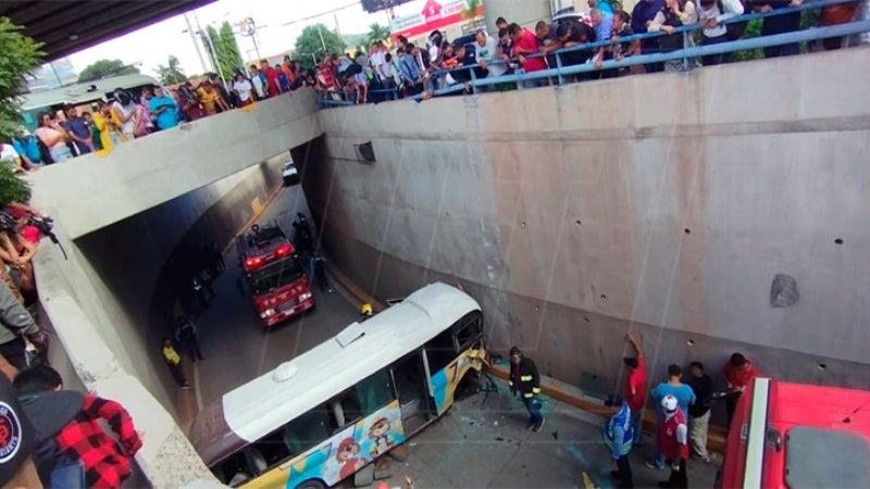 Accidente provocado por el conductor de un bus a inmediaciones de la UNAH en julio del 2023