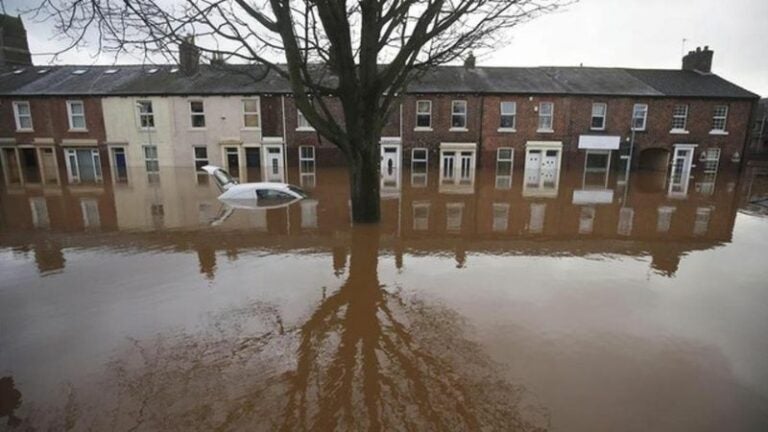 Evacuan hogares inundaciones Inglaterra