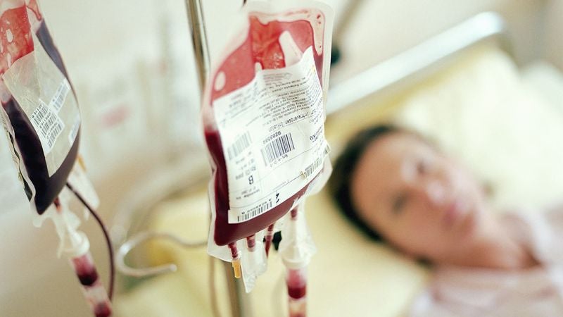 Mujer demanda transfusión de sangre