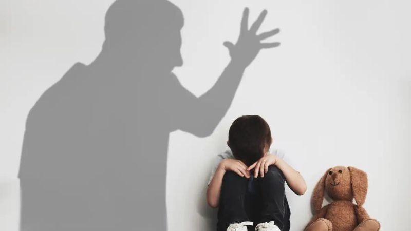 Acusan hombre quemar a niño 