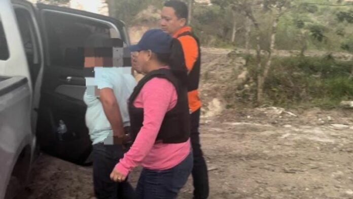 Capturan mujer lanzó bebé a fosa