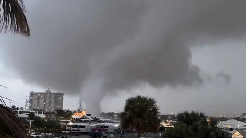 tornado toca tierra en Fort Lauderdale