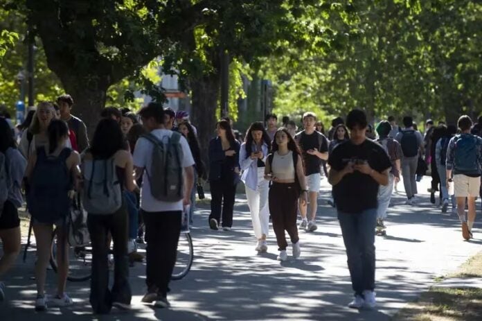 Canadá limita ingreso estudiantes internacionales