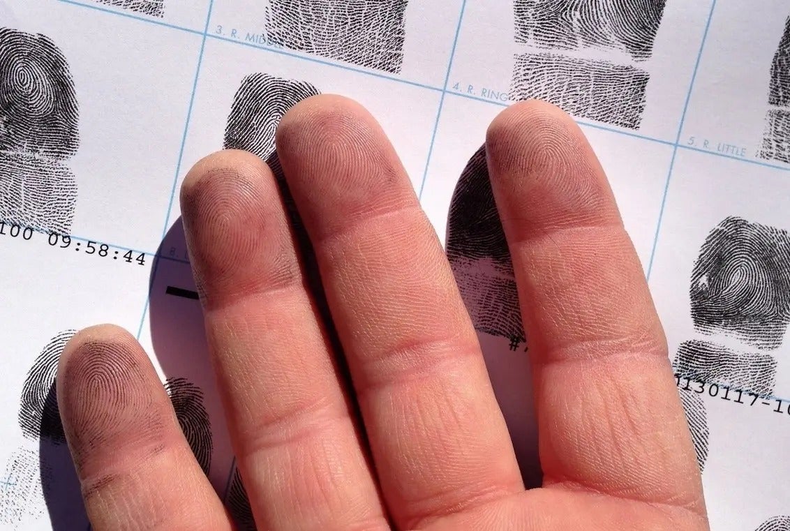 Una huella dactilar, dermatoglifo o dactilograma es la impresión visible o moldeada que produce el contacto de las crestas papilares de un dedo de la mano sobre una superficie. 