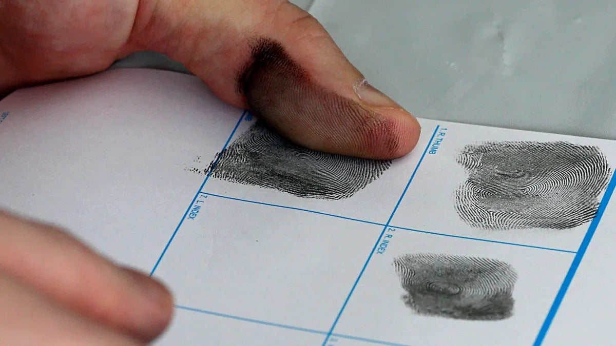 Las huellas dactilares pueden recogerse con un dispositivo de escaneado electrónico o de forma manual utilizando tinta y papel.