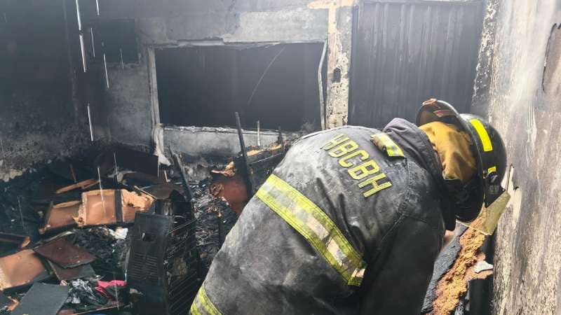 Bomberos en el lugar.