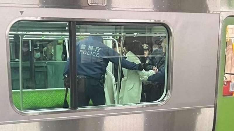 Mujer ataca con cuchillo en tren