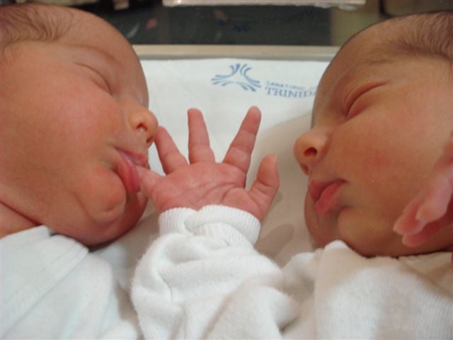 Nacen bebés gemelos en dos años diferentes en EEUU