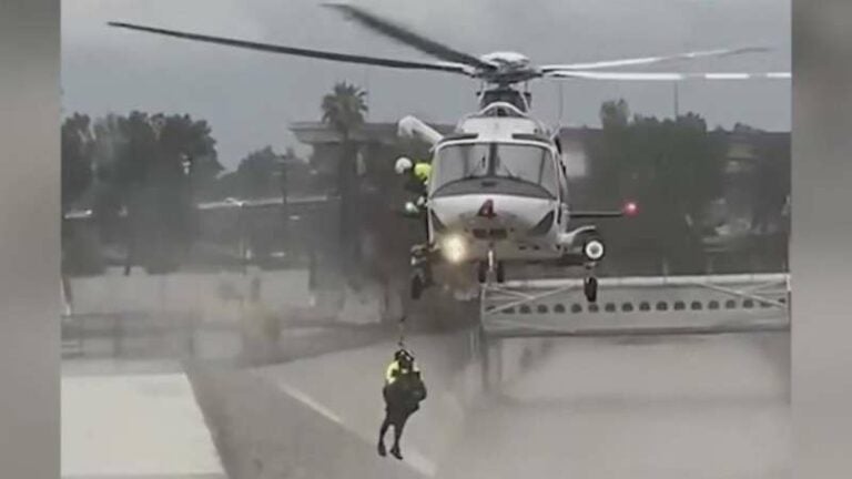 Hombre que saltó para salvar a su perro