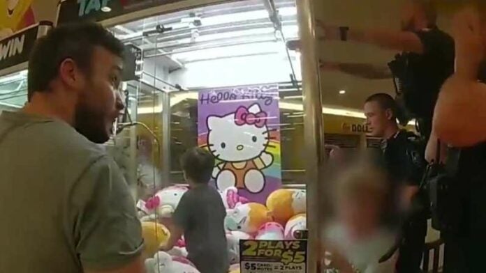 Niño atrapado en máquina de peluches